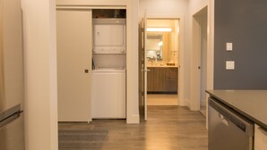 Une cuisine moderne équipée d’un lave-vaisselle, d’un four encastré et d’un four à micro-ondes.