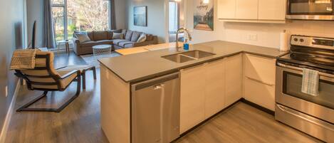 ثلاجة، ميكروويف، فرن، موقد طهي مسطح