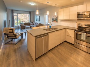 冷蔵庫、電子レンジ、オーブン、コンロ