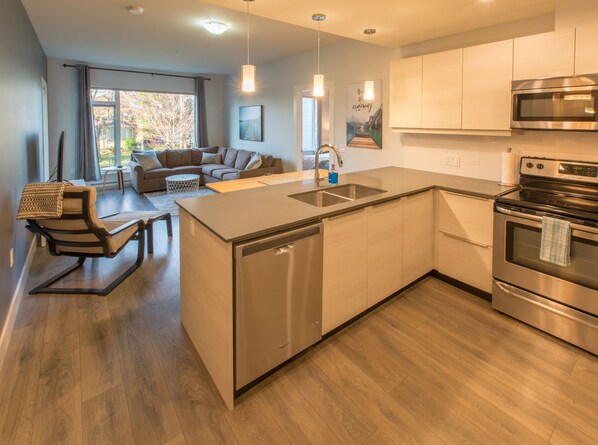 冷蔵庫、電子レンジ、オーブン、コンロ