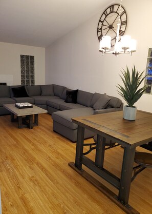 TV, video games, ping pong - Sanitized luxurious 3bdrm (6bd) home w/heated pool option (Henderson)