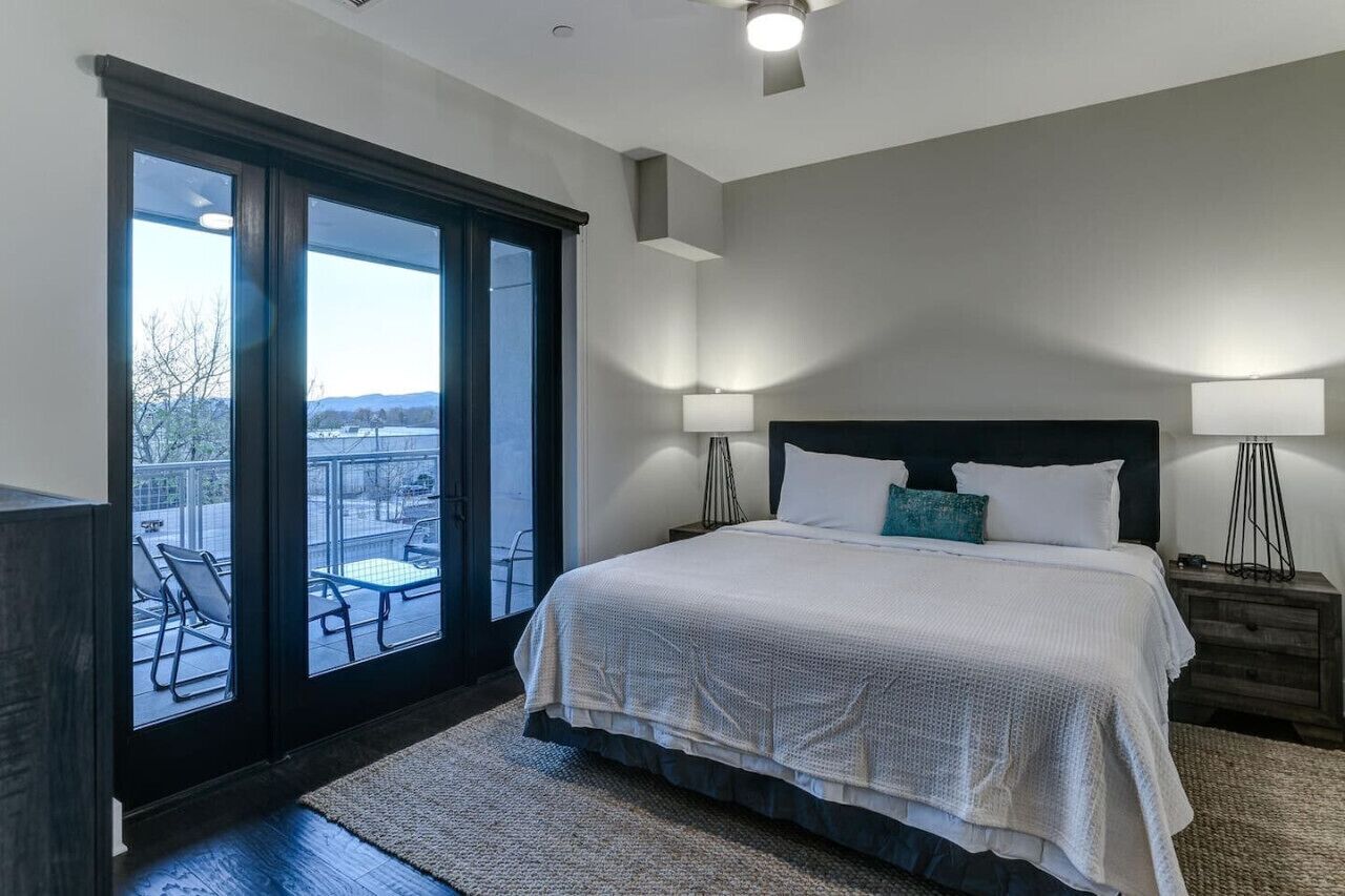2 bedrooms, desk, iron/ironing board, WiFi