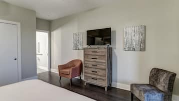 2 habitaciones, escritorio, tabla de planchar con plancha y wifi