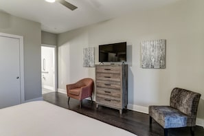 2 bedrooms, desk, iron/ironing board, WiFi