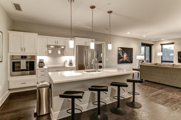 Refrigerador, microondas, horno y parrilla de estufa