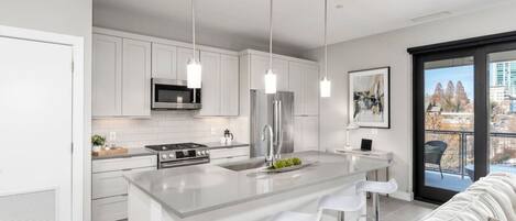 Refrigerador, microondas, horno y parrilla de estufa