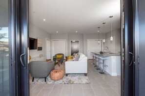 TV - Luxury Condo, Downtown Asheville with Fire Pit (Asheville)