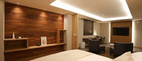 Maple Suite Room | Escritorio, espacio para trabajar con laptop y cortinas blackout
