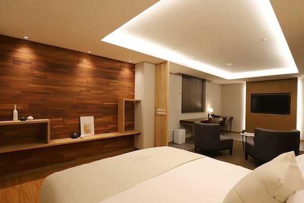 Maple Suite Room | Desk, laptop workspace, blackout drapes, WiFi (free)