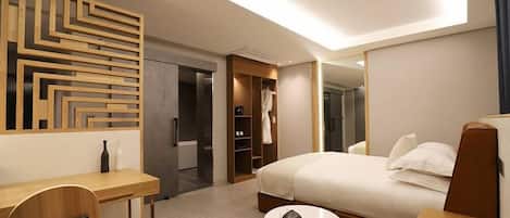 Deluxe Double Room | Individually decorated, individually furnished, desk, laptop workspace