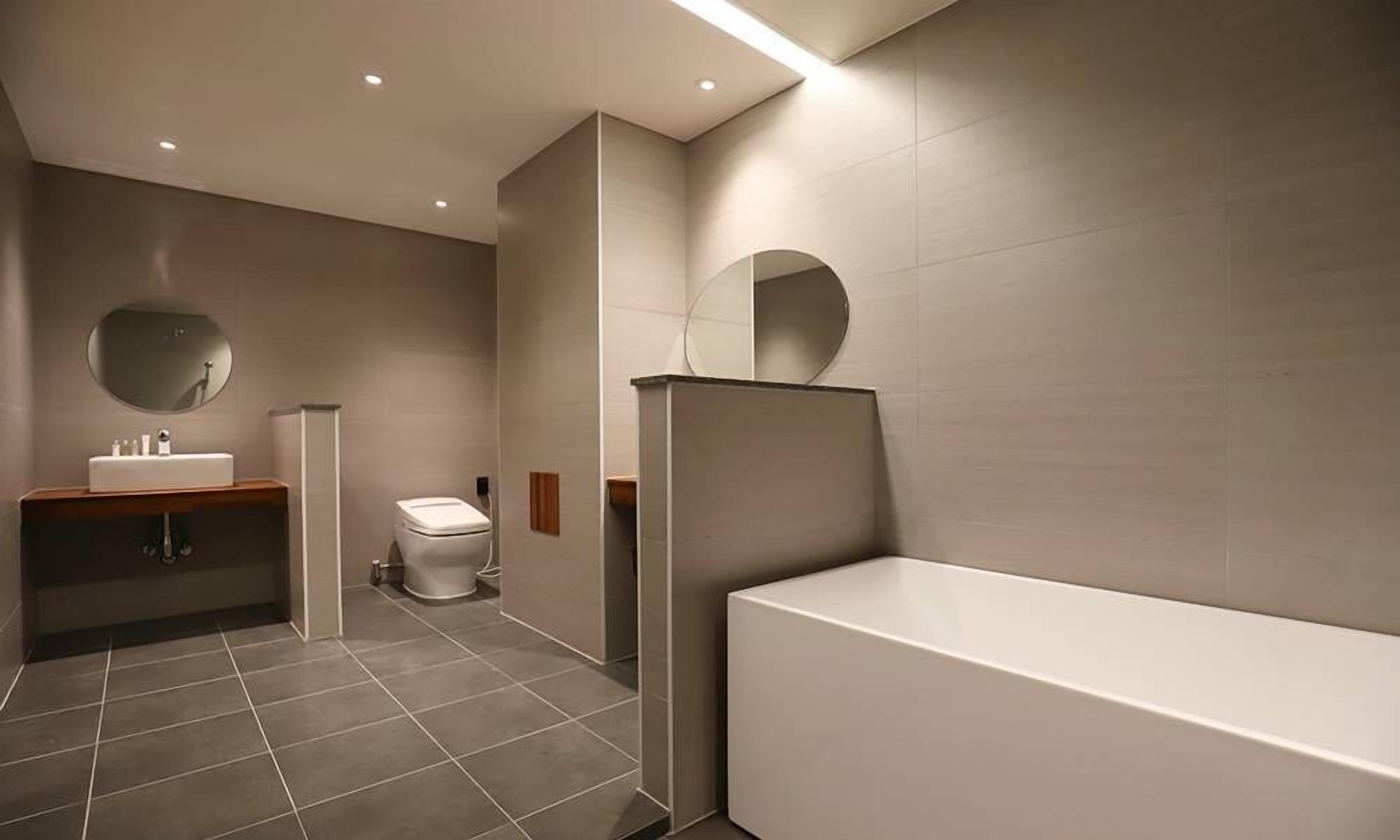 Suite Twin Room | Decoración individual, mobiliario individual, escritorio