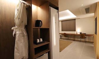 Maple Suite Room | Masa, dizüstü bilgisayar çalışma alanı, güneşlik/perde 