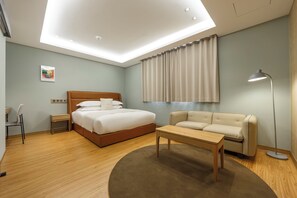 Habitación doble superior | Decoración personalizada, muebles diferentes y escritorio 