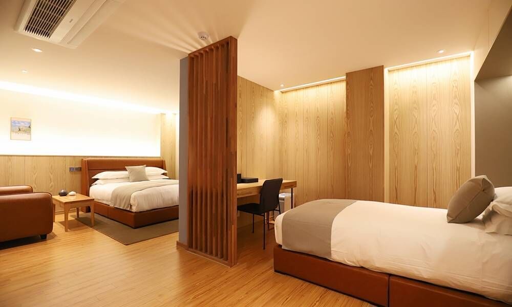 Suite Twin Room | Individually decorated, individually furnished, desk, laptop workspace