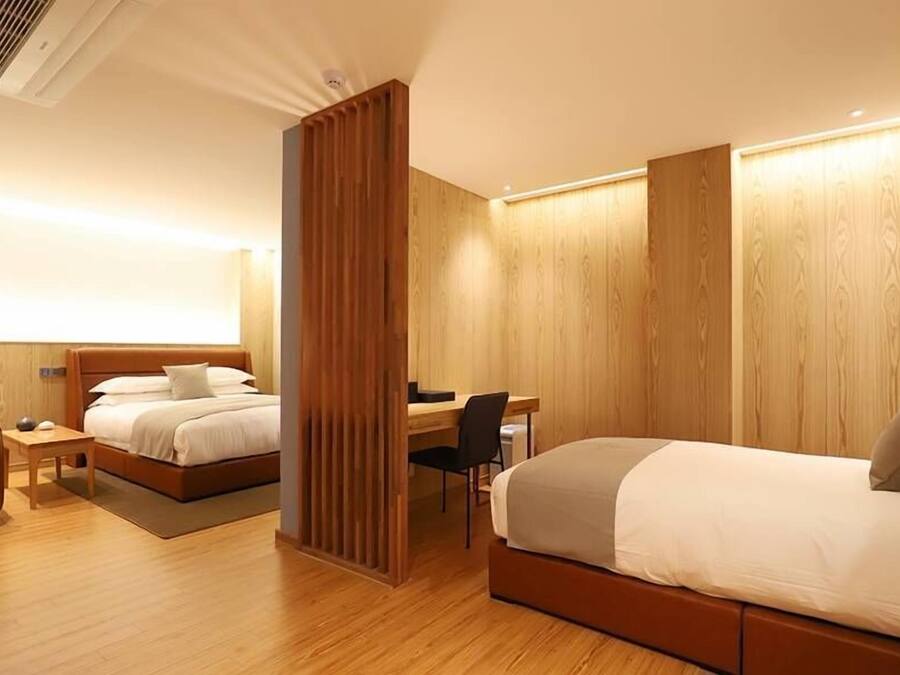 Suite Twin Room | Desk, laptop workspace, blackout drapes, WiFi (free)
