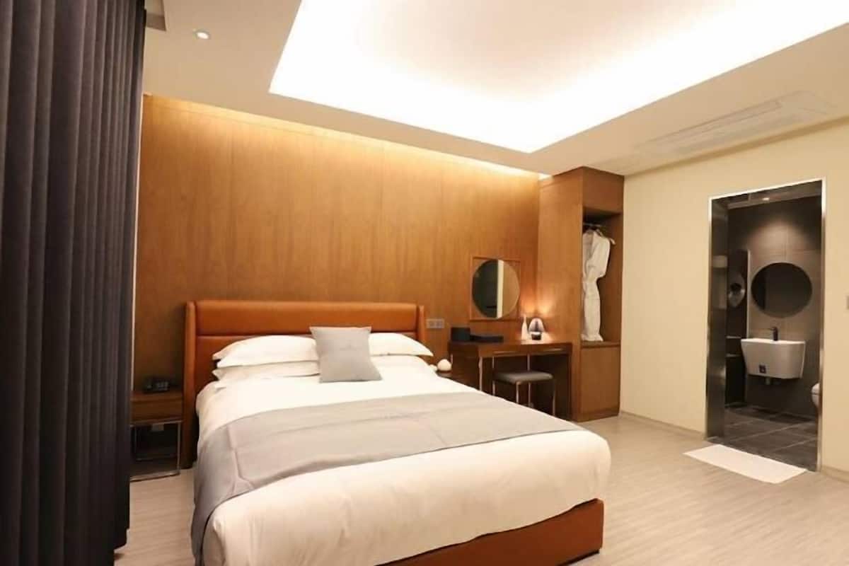 Individually decorated, individually furnished, desk, laptop workspace