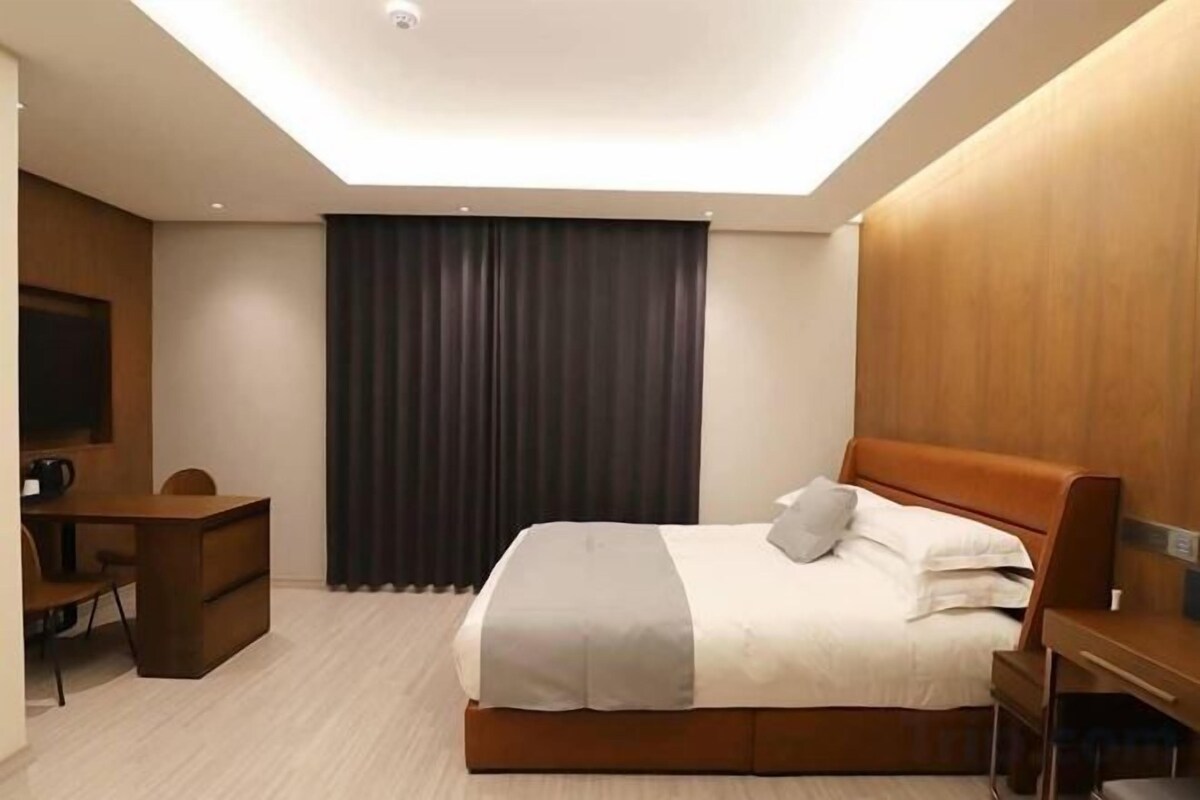 Desk, laptop workspace, blackout drapes, WiFi (free)