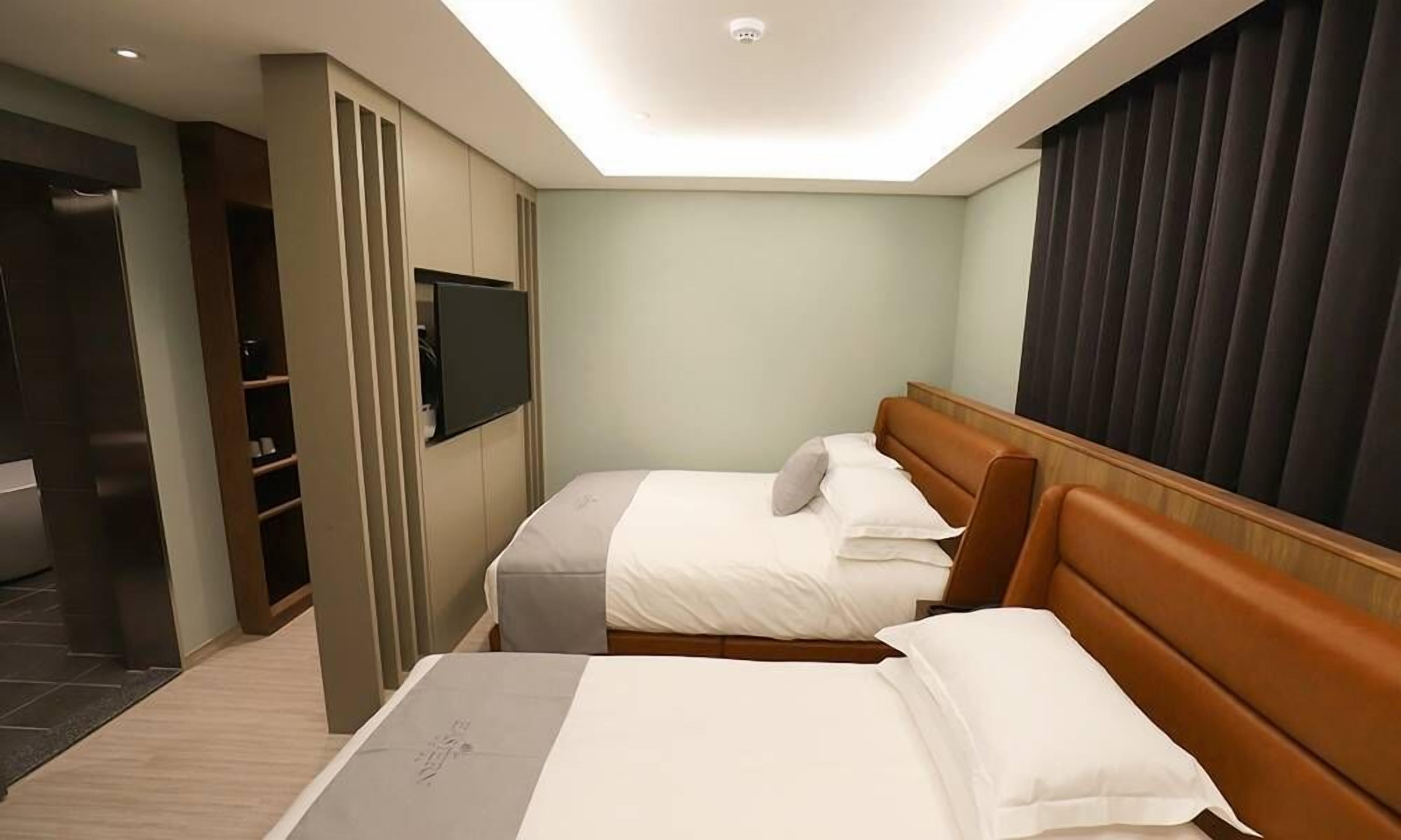 غرفة ديلوكس بسريرين منفصلين | بديكورات فريدة لكل غرفة وطراز فريد لكل وحدة ومكتب