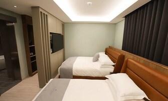 Deluxe İki Ayrı Yataklı Oda | Ayrı ayrı dekore edilmiş, ayrı ayrı döşenmiş, masa 