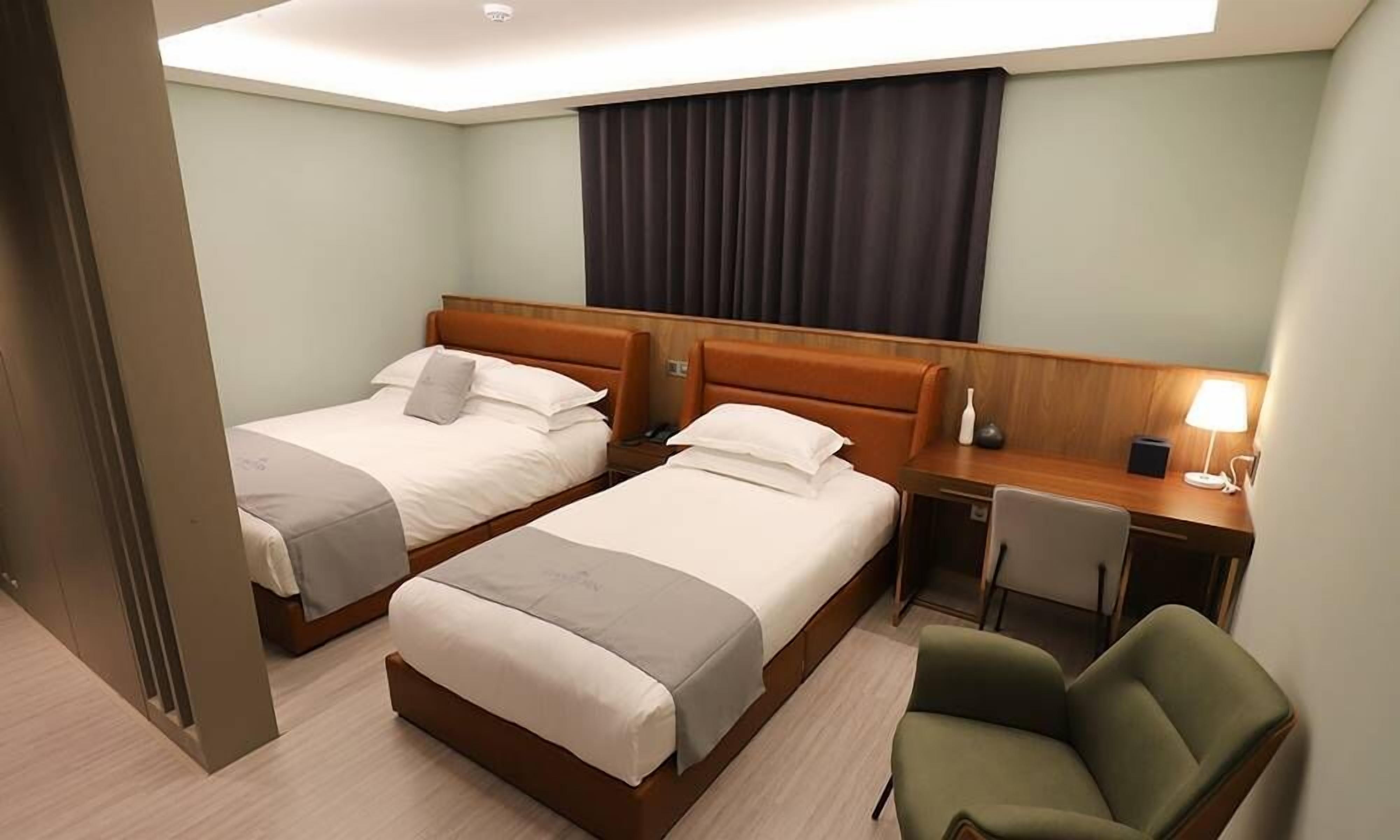 Chambre Deluxe avec lits jumeaux | Décor unique, ameublement unique, bureau