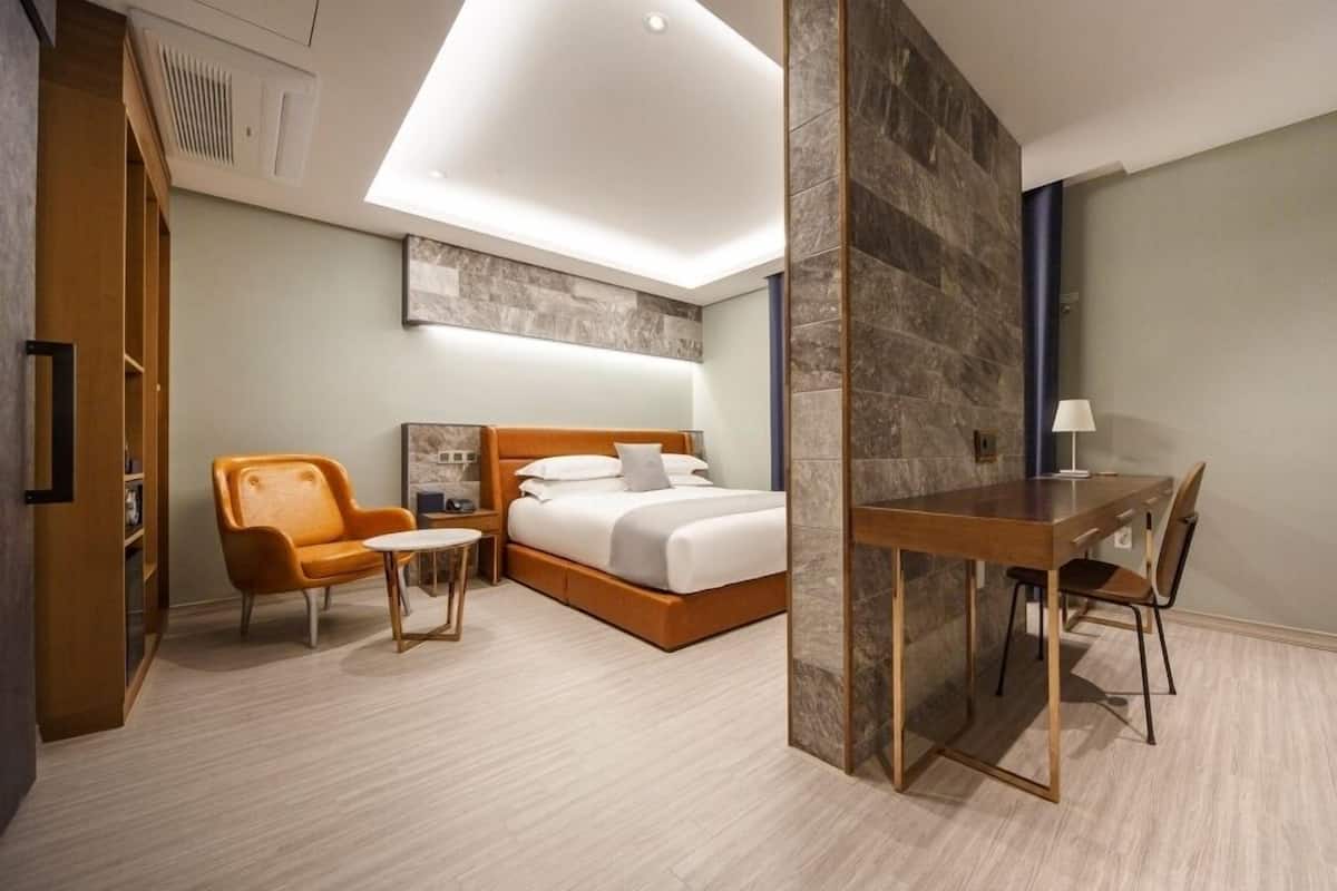 Deluxe Double Room | Desk, laptop workspace, blackout drapes, WiFi (free)
