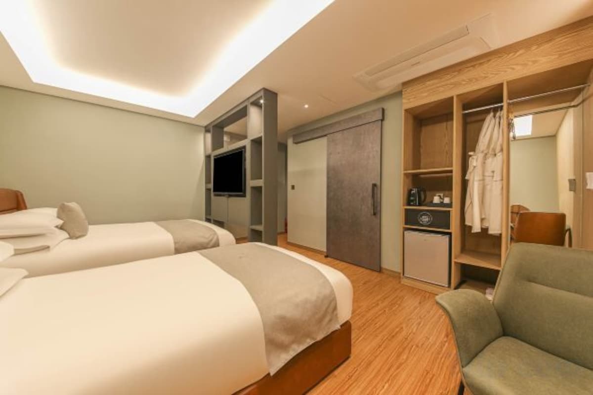 Escritorio, espacio para trabajar con laptop y cortinas blackout