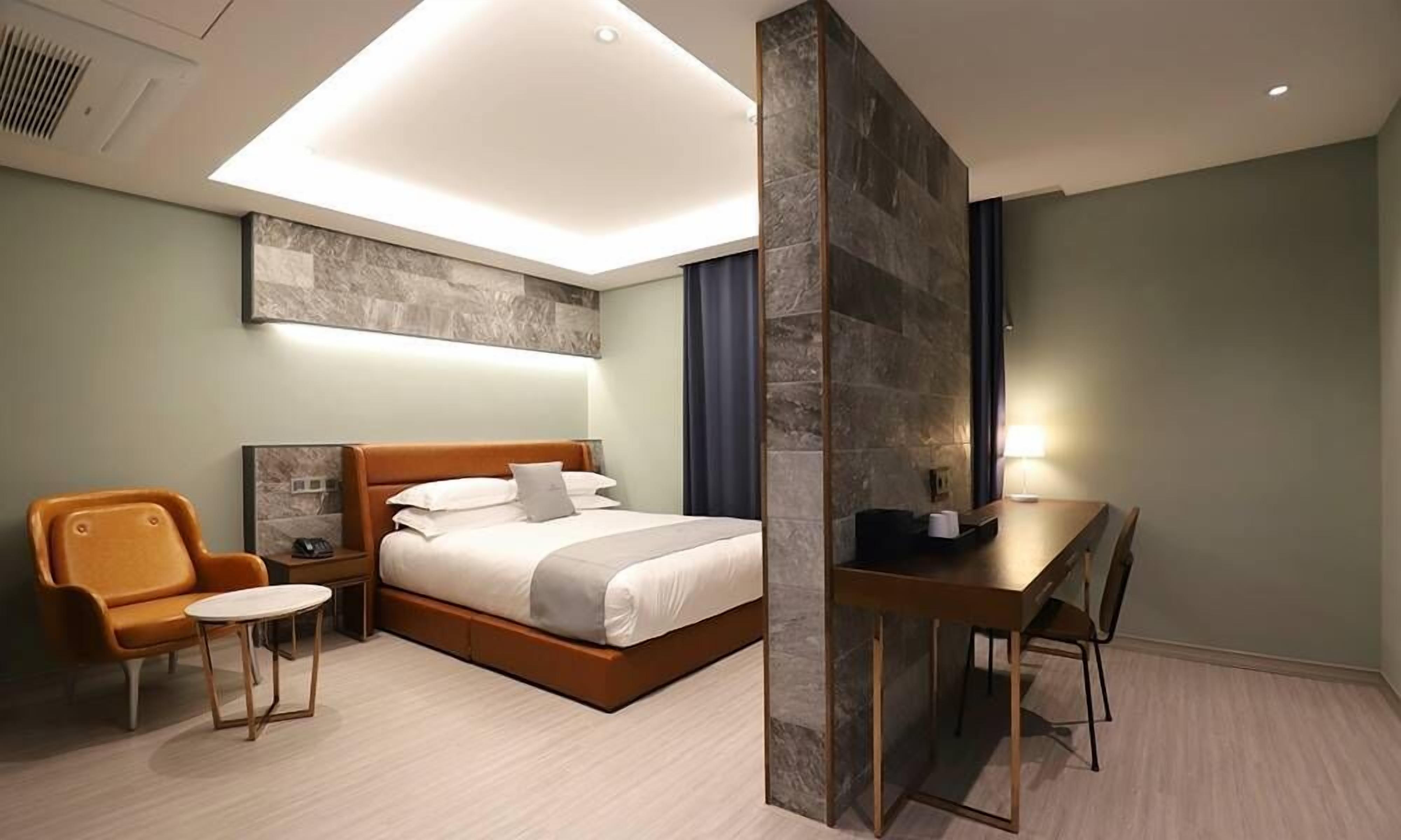 Chambre supérieure double | Décor unique, ameublement unique, bureau