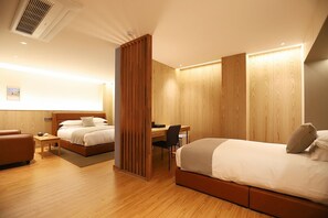 Suite Twin Room | 特色装修、特色家居、办公桌、笔记本电脑工作区