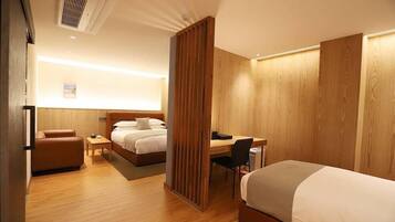 Suite Twin Room | Desk, laptop workspace, blackout drapes, WiFi (free)