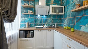 Căn hộ phong cách cổ điển | Bếp riêng | Tủ lạnh, lò vi sóng, bếp nấu, máy rửa bát
