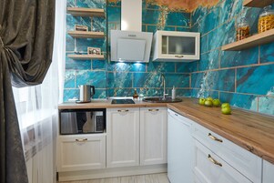 Classic Apartment | Private kitchen | Full-size fridge, microwave, stovetop, dishwasher