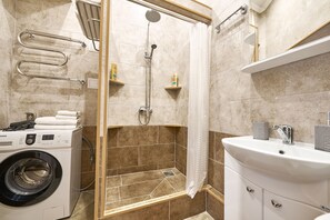 Căn hộ phong cách cổ điển | Phòng tắm | Buồng tắm vòi sen, đồ dùng nhà tắm miễn phí, máy sấy tóc, xà phòng 