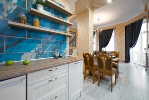 Classic Apartment | Private kitchen | Full-size fridge, microwave, stovetop, dishwasher