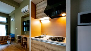 Una cocina moderna con armarios de madera, una estufa a gas y un horno empotrado.
