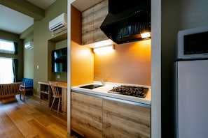 Habitación tradicional, para no fumadores (Kyoto - JAPANESE Modern - B) | Cocineta privada | Refrigerador, microondas, parrilla de estufa y utensilios de cocina