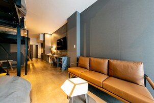 Kamar Comfort, Bebas Asap Rokok (Milano - Urban) | Selimut bulu angsa, brankas, dan didekorasi berbeda-beda