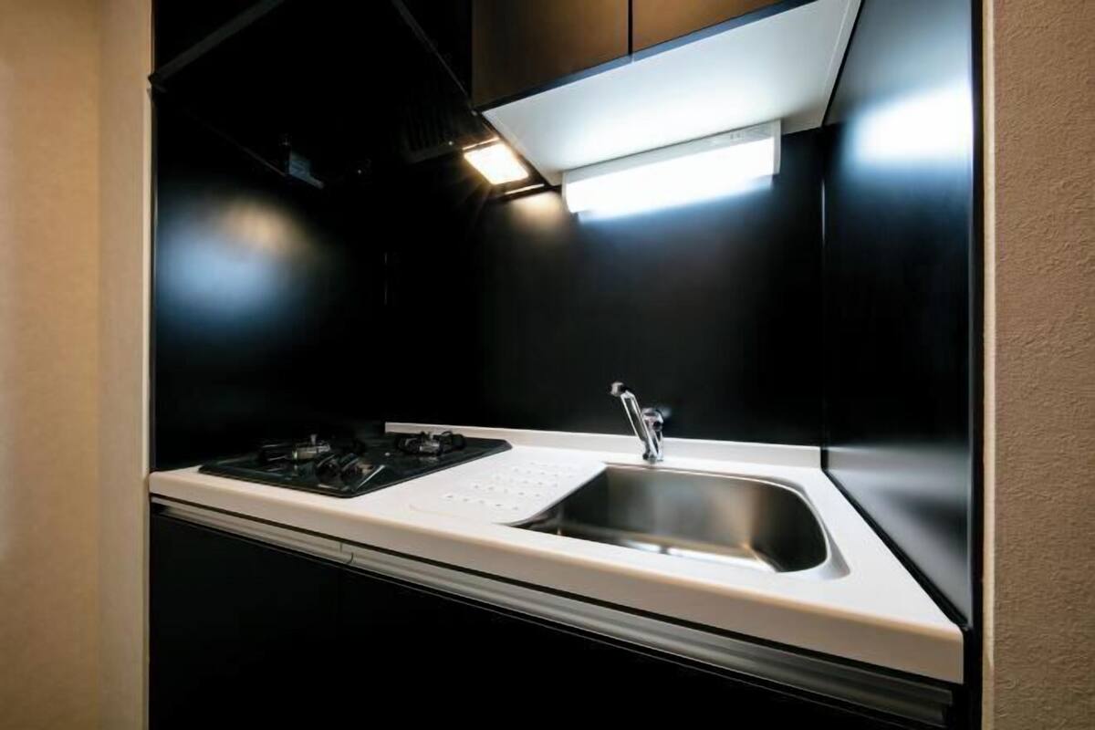 Private kitchen | Fridge, microwave, stovetop, cookware/dishes/utensils