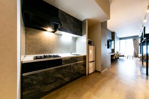 Habitación Confort, para no fumadores (Milano - Urban) | Cocineta privada | Refrigerador, microondas, parrilla de estufa y utensilios de cocina