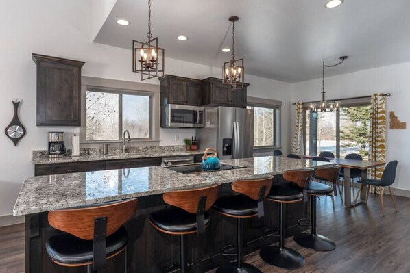 Refrigerador, microondas, horno y parrilla de estufa