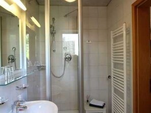 Douche, sèche-cheveux, serviettes fournies, savon