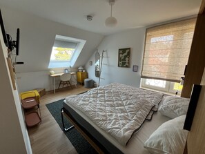 2 bedrooms, travel crib