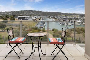 Outdoor dining - South Harbourside - Stay 3 Pay 2 Special - For stays up until 1st September 2026 (Safety Beach)