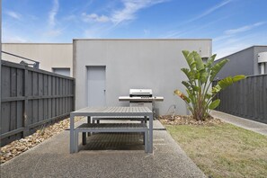 Outdoor dining - South Harbourside - Stay 3 Pay 2 Special - For stays up until 1st September 2026 (Safety Beach)