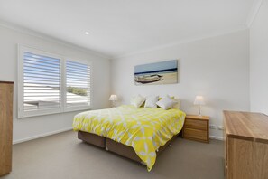 4 bedrooms, iron/ironing board, WiFi, bed sheets - South Harbourside - Stay 3 Pay 2 Special - For stays up until 1st September 2026 (Safety Beach)