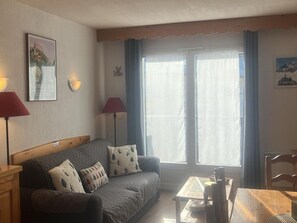 TV - 2-room apartment sleeps 5/6 at ski lift base with balcony (Saint-Gervais-les-Bains)