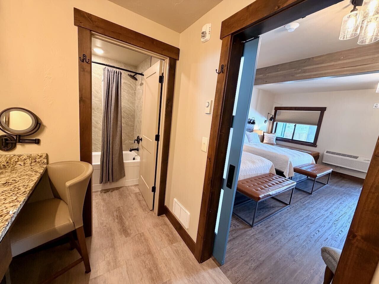 1 chambre, bureau, fer et planche à repasser, lit de bébé portatif