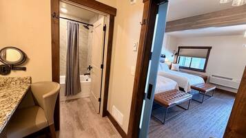 1 chambre, bureau, fer et planche à repasser, lit de bébé portatif