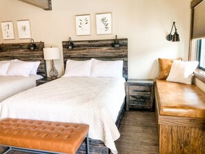 Tabla de planchar con plancha, wifi gratis y ropa de cama