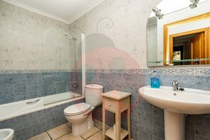 Duschwanne, Haartrockner, Handtücher, Toilettenpapier