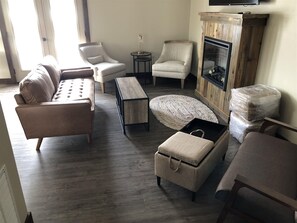 TV, fireplace, DVD player, books - Arrowhead Lodge Unit 9 (West Yellowstone)